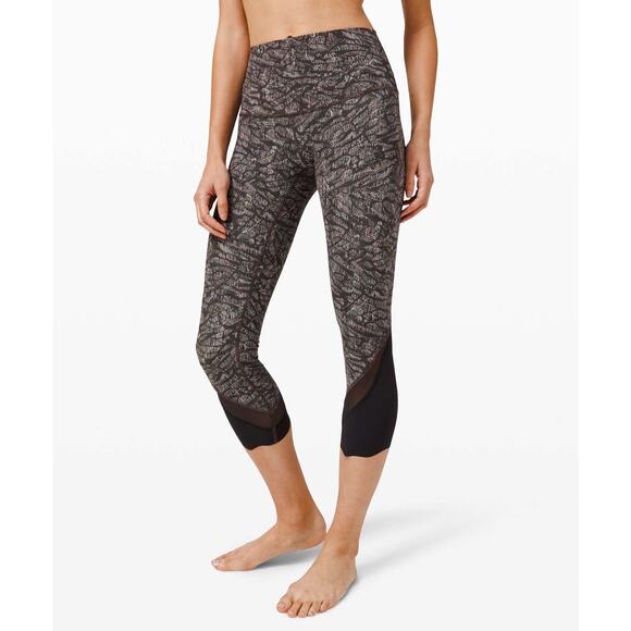 Lululemon Wunder Under Crop High-Rise Scallop Full-On Luxtreme 23" Size 6 - Picture 1 of 12
